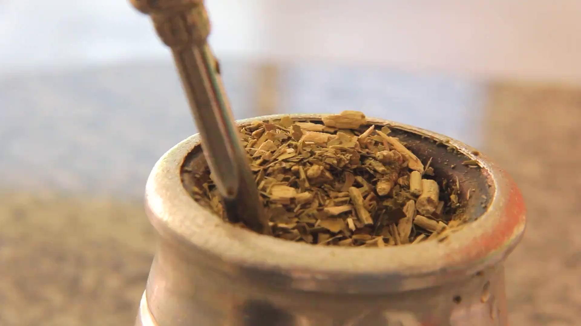 Charger la vidéo : Verser de l&#39;eau chaude dans la calebasse avec du maté